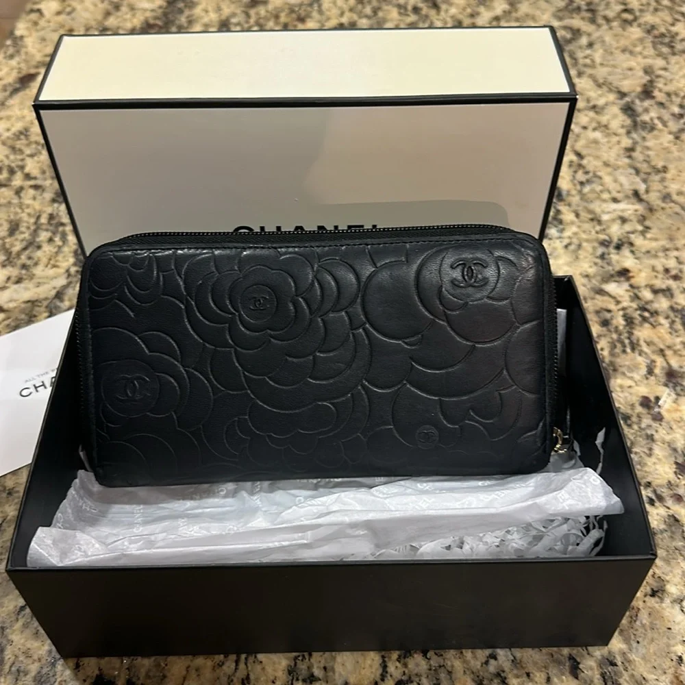 CHANEL Black leather Floral Camellia Embossed Wallet CC Gold Logo